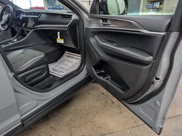 2027 Jeep Grand Cherokee L Laredo Altitude