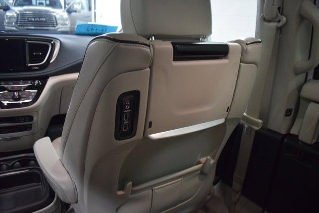 2017 Chrysler Pacifica Hybrid Platinum